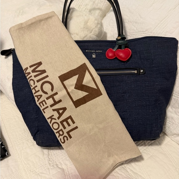 Michael Kors Denim Tote with Luggage sleeve Dusty and charm included 18x12 - Picture 3 of 12